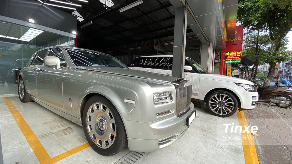 Rolls-Royce Phantom Series II Hadar vẫn được trang bị khối động cơ V12, dung t&iacute;ch 6.75 l&iacute;t, sản sinh c&ocirc;ng suất tối đa 453 m&atilde; lực v&agrave; m&ocirc;-men xoắn cực đại đạt 720 Nm. Kết hợp với hộp số tự động 8 cấp, động cơ cho ph&eacute;p chiếc xe si&ecirc;u sang tăng tốc từ vị tr&iacute; xuất ph&aacute;t l&ecirc;n 100 km/h chỉ trong khoảng thời gi
