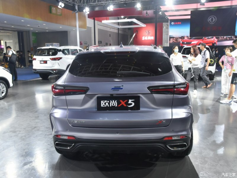 Nh&igrave;n thẳng đu&ocirc;i xe Oshan X5