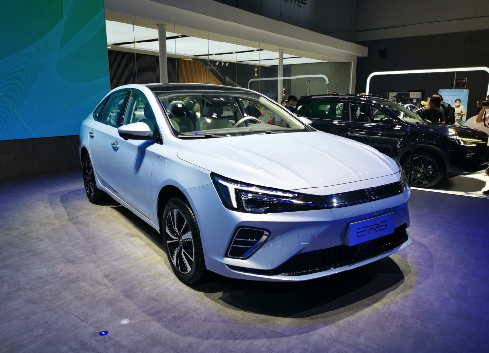Ph&iacute;a trước của xe điện Roewe ER6 2020