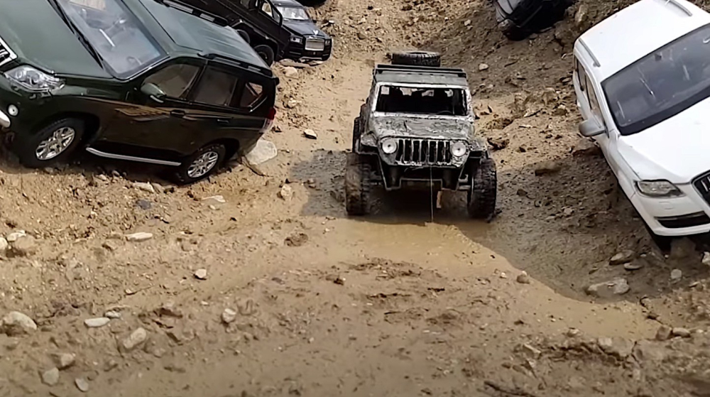 Crazy Restorations đã cất công tạo sắp đặt các địa hình off-road thu nhỏ kiểu thế này