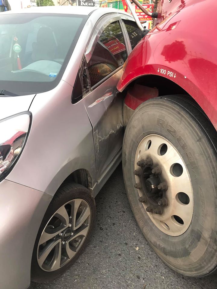 Chiếc &ocirc; t&ocirc; con Hyundai Grand i10 bị hư hỏng b&ecirc;n sườn 