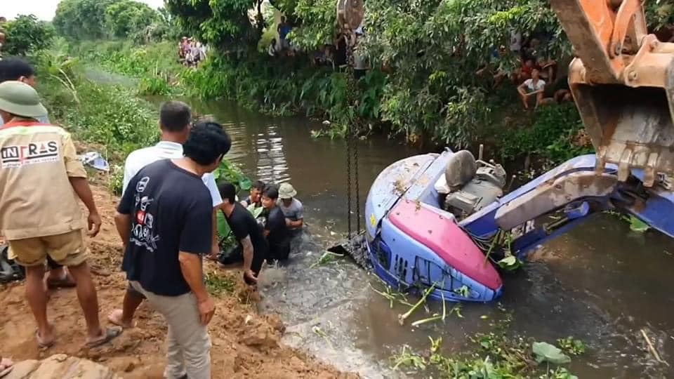 Thi thể t&agrave;i xế m&aacute;y x&uacute;c được đưa l&ecirc;n bờ