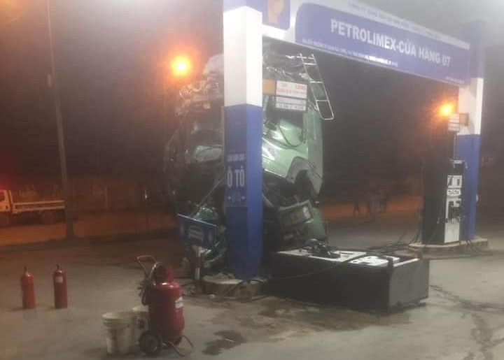 Cabin của xe ben gần như nát bét sau tai nạn