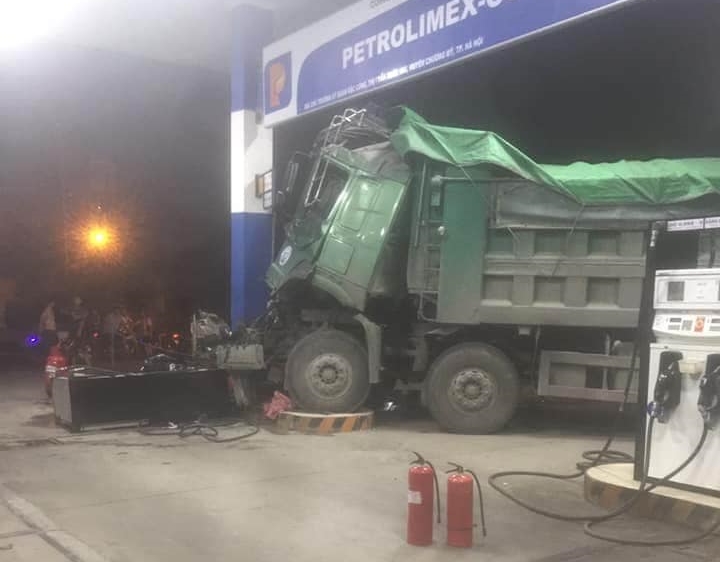 Chiếc xe ben sau khi tông vào đuôi xe tải đã lao vào trạm xăng dầu bên đường