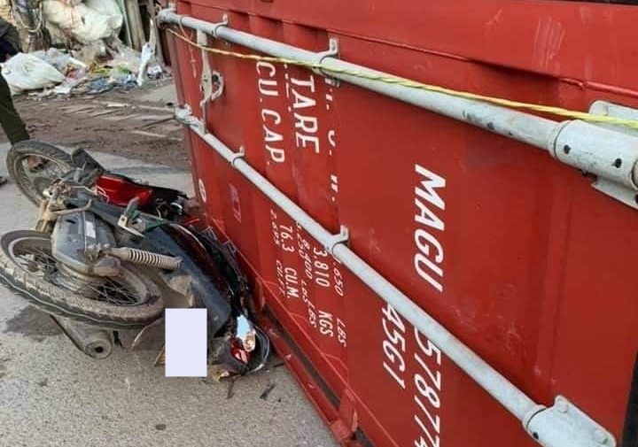Một chiếc xe máy hư hỏng nặng sau khi bị thùng container đè trúng Một chiếc xe máy hư hỏng nặng sau khi bị thùng container đè trúng
