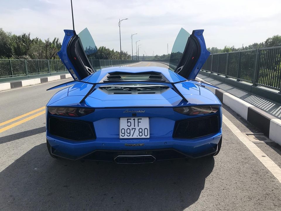 Lamborghini Aventador LP700-4 nhìn từ đuôi xe Lamborghini Aventador LP700-4 nhìn từ đuôi xe