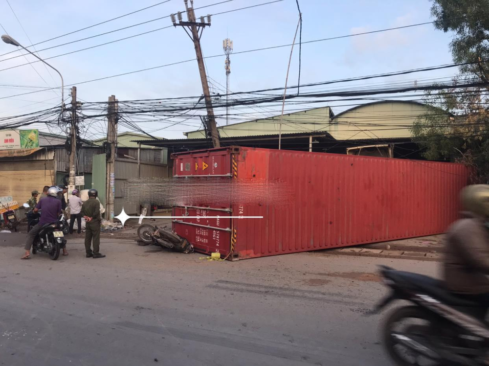 Hiện trường vụ tai nạn xe container mất lái lao vào cửa hàng kinh doanh làm 2 người thương vong Hiện trường vụ tai nạn xe container mất lái lao vào cửa hàng kinh doanh làm 2 người thương vong