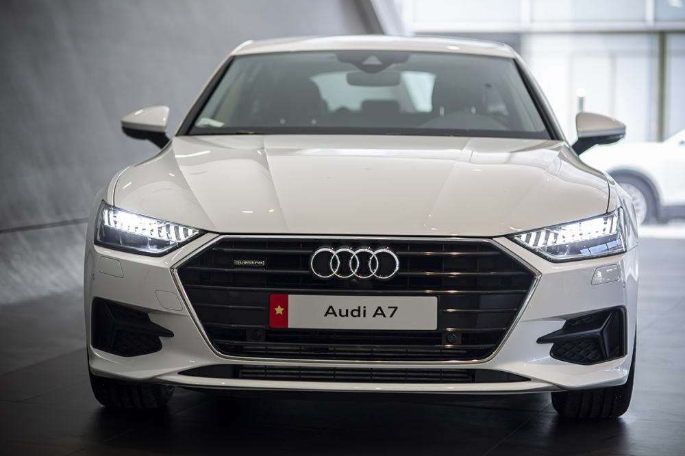 Điểm nhấn của Audi A7 Sportback vẫn l&agrave; phần đầu xe nổi bật c&ugrave;ng hệ thống đ&egrave;n chiếu s&aacute;ng LED matrix HD.