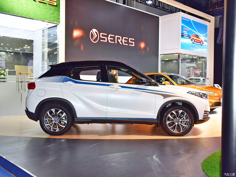 Bên sườn của Seres ix3