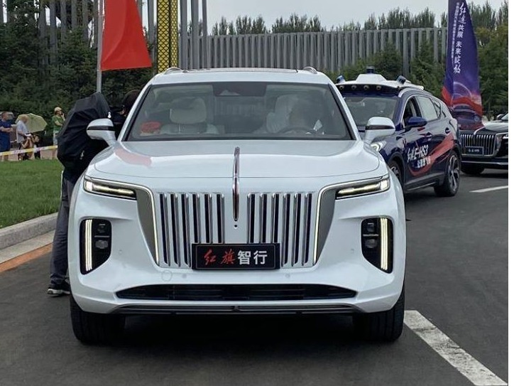 Trực diện đầu xe Hồng Kỳ E-HS9
