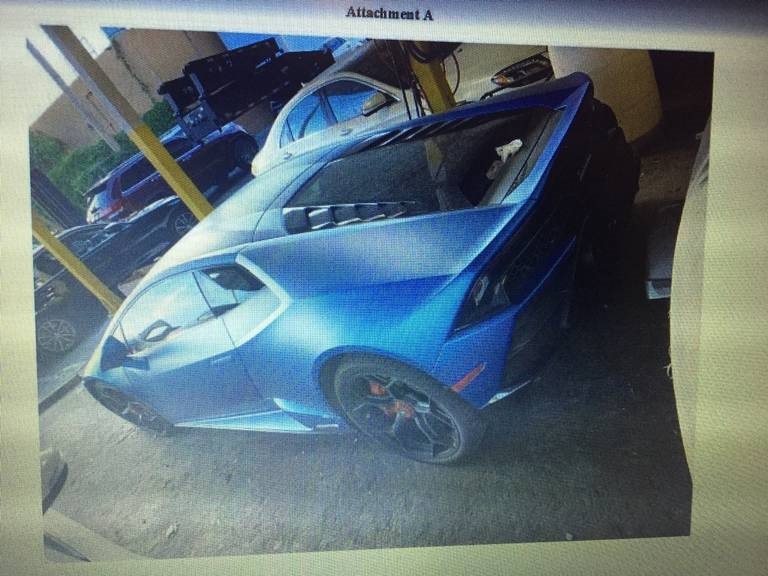 Chiếc siêu xe Lamborghini Huracan Evo nằm trong bãi xe tịch thu của cảnh sát Miami