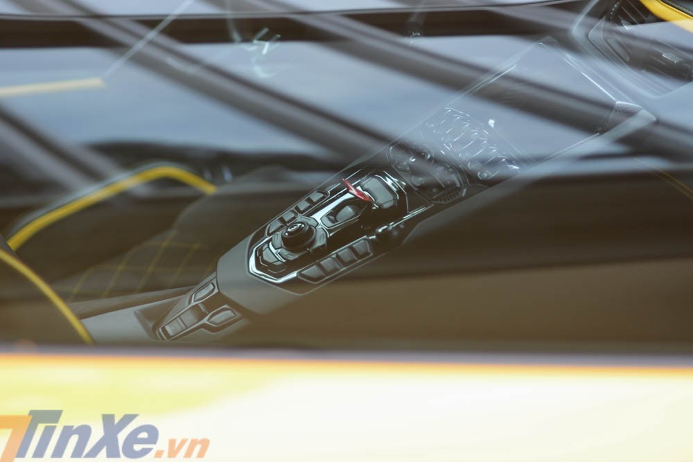 Bảng điều khiển trung tâm của siêu xe Lamborghini Aventador S LP740-4 Bảng điều khiển trung tâm của siêu xe Lamborghini Aventador S LP740-4