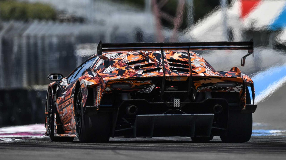 Còn đây là phần đuôi xe Lamborghini SCV12 lộ ảnh lúc che đậy ngoại thất