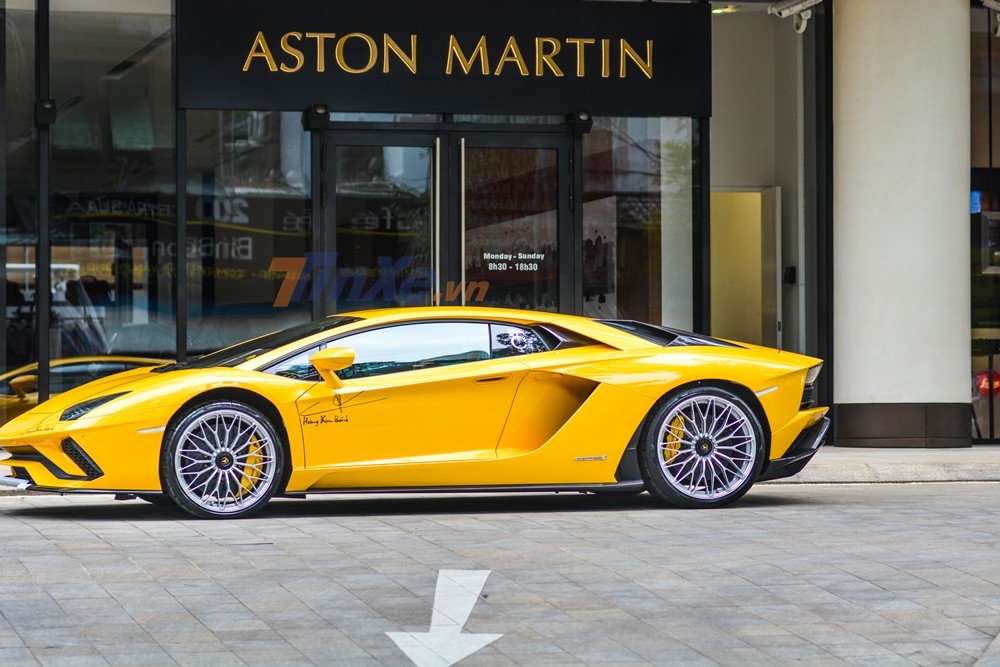 Vẻ đẹp của siêu xe Lamborghini Aventador S LP740-4 đầu tiên về đến Việt Nam Vẻ đẹp của siêu xe Lamborghini Aventador S LP740-4 đầu tiên về đến Việt Nam