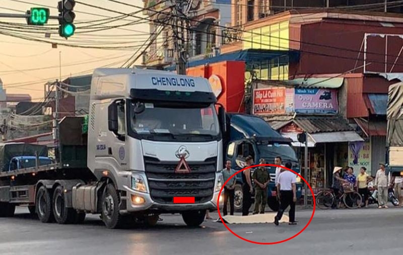Hiện trường vụ tai nạn giao thông của xe máy với xe container làm 1 người phụ nữ tử vong tại chỗ