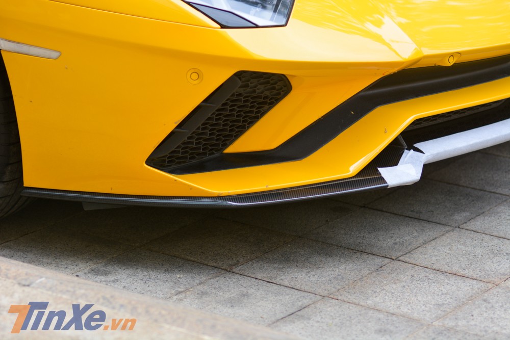 Cản va trước 2 tầng cũng như hốc gió có thêm thanh chia gió là điểm nhấn của Lamborghini Aventador S LP740-4 Cản va trước 2 tầng cũng như hốc gió có thêm thanh chia gió là điểm nhấn của Lamborghini Aventador S LP740-4