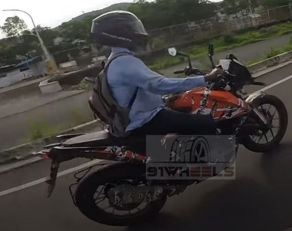 Xe có ngoại hình gọn gàng và thiếu đi một số trang bị công nghệ so với đàn anh KTM 390 Adventure Xe có ngoại hình gọn gàng và thiếu đi một số trang bị công nghệ so với đàn anh KTM 390 Adventure