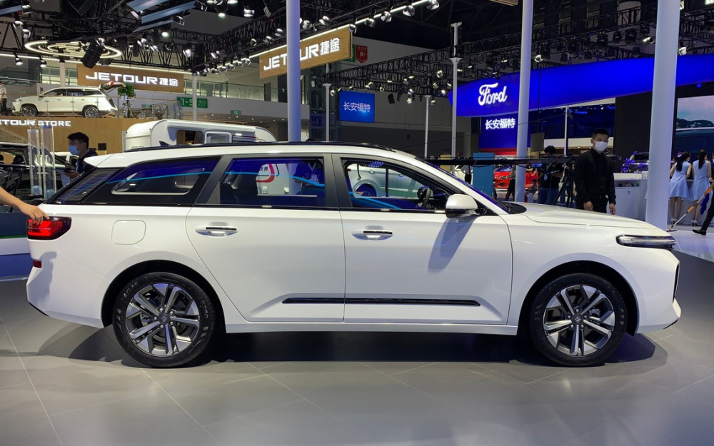 Bên sườn của Baojun RC-5W