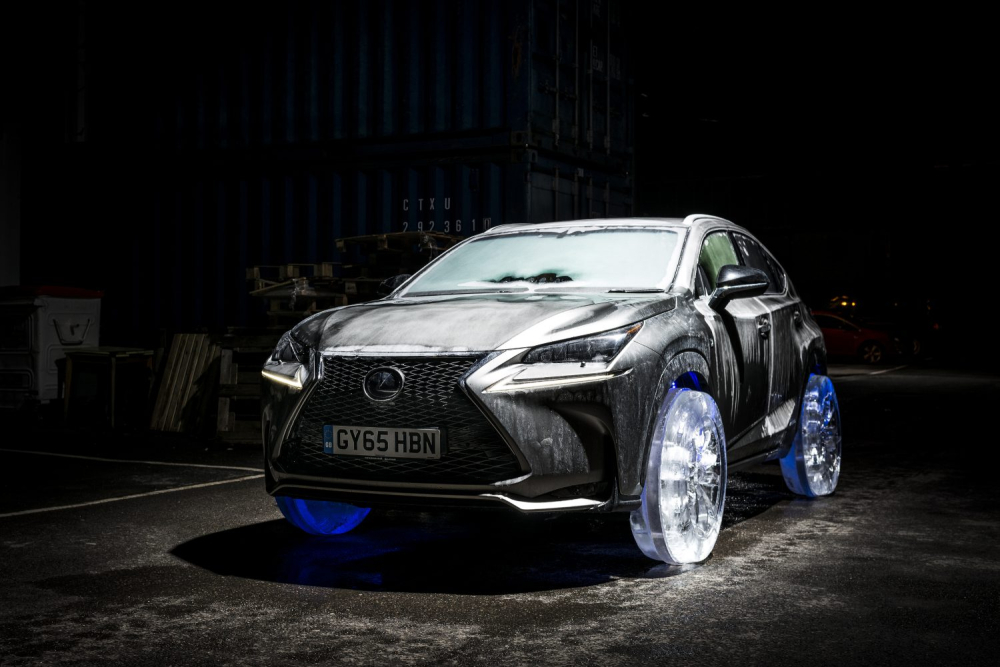 Chiếc Lexus NX với bánh xe bằng băng độc nhất này đã ra mắt trong năm 2015