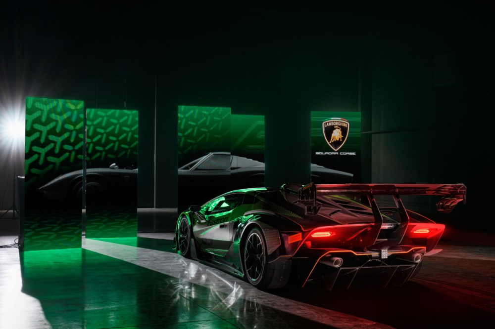 Khung xe Lamborghini Essenza SCV12 hoàn toàn bằng sợi carbon, hệ thống treo sau được lắp trực tiếp vào hộp số của xe vừa giảm trọng lượng và phân phối lực kéo tốt hơn. SCV12 cung cấp tỷ lệ công suất trên trọng lượng 1,66 mã lực/kg. Xe lắp bộ mâm magiê 19 inch phía trước và 20 inch phía sau, đi kèm bộ lốp đặc biệt của hãng Pirelli và hệ thống phanh hiệu suất cao của Brembo.