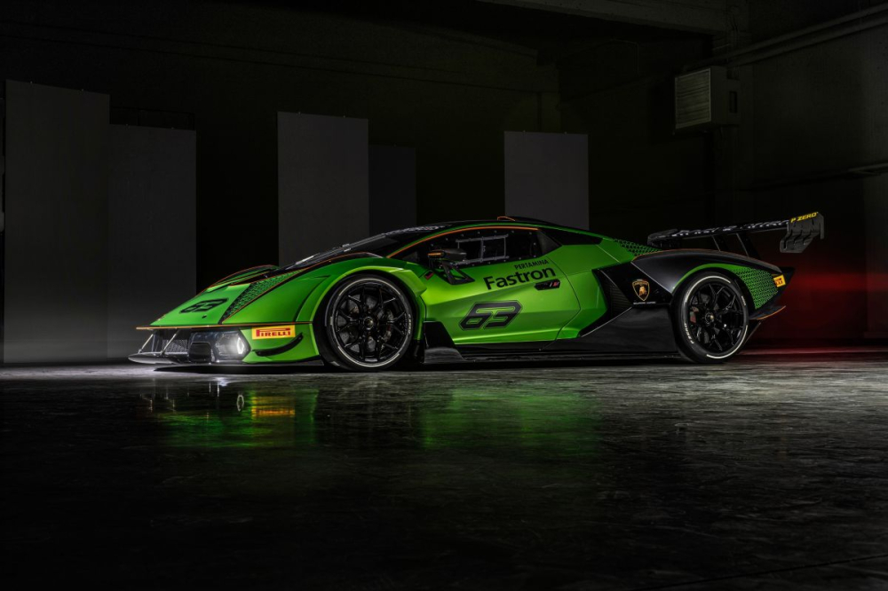 Có 2 điểm nhấn trên mẫu siêu xe dành cho đường đua Lamborghini Essenza SCV12 mà các khách hàng cần phải biết đó chính là việc mẫu xe này chỉ sản xuất giới hạn với 40 chiếc trên toàn thế giới với mức giá chưa được công bố. 
