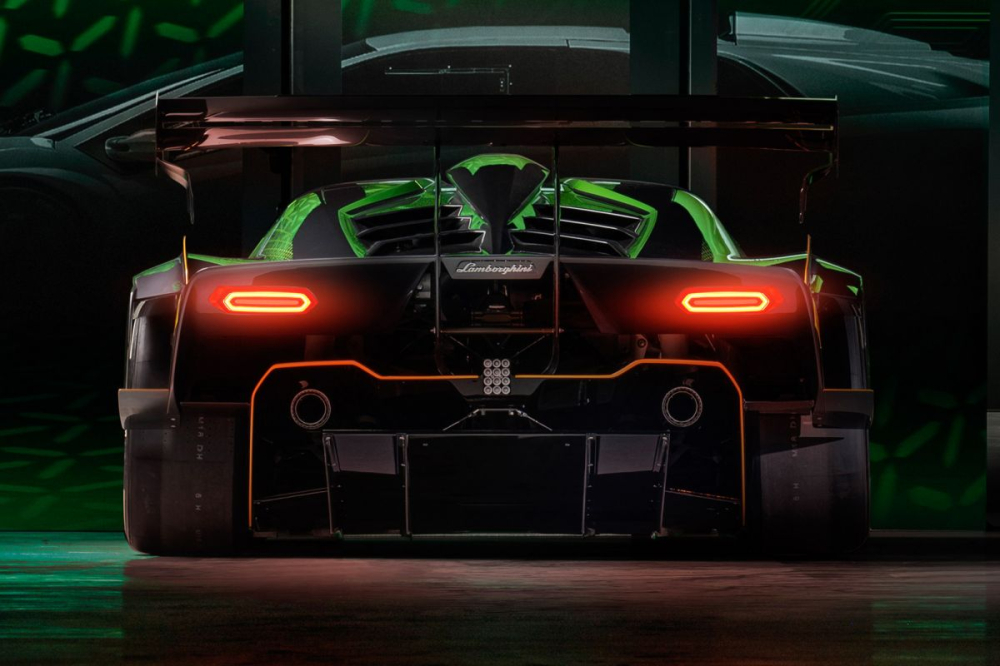 Ngoại thất của Essenza SCV12 được Lamborghini Centro Stile thiết kế cấu trúc thân xe chỉ có ba yếu tố để cho phép thay thế nhanh chóng và bốn màu sắc ấn tượng như xanh Verde Silvans, xám Grigio Linx, Nero Aldebaran Gloss và Arancio California.