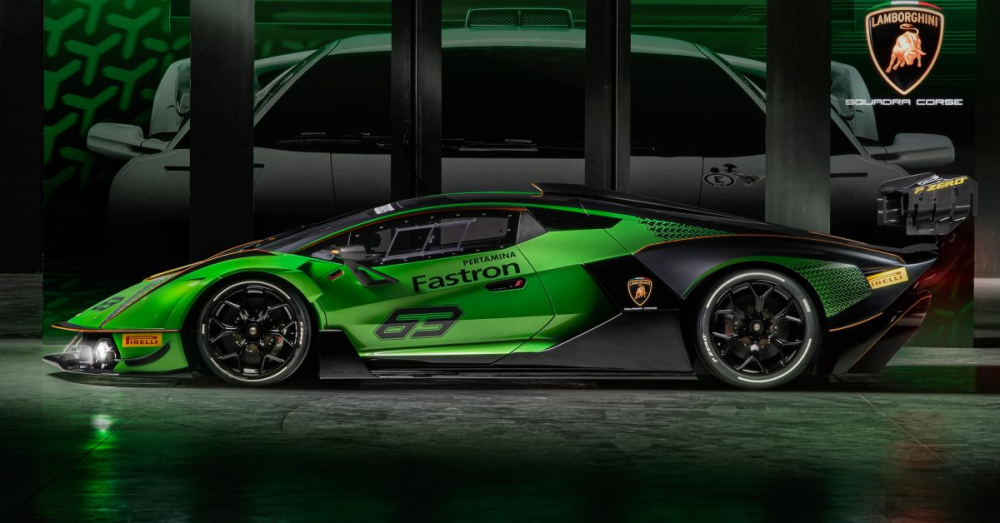 Hai bên hông của Lamborghini Essenza SCV12 đánh dấu sự xuất hiện của cánh gió đứng và hốc gió tản nhiệt lớn trong khi một hốc gió nhỏ được thêm vào trên nóc. Bộ khuếch tán cỡ lớn được sử dụng ở đuôi xe, đi cùng là cánh gió kép bằng sợi carbon, có thể điều chỉnh nhiều chế độ khác nhau bằng tay.