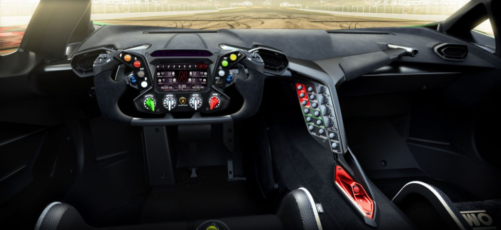 Lamborghini mang đến bên trong khoang lái của Essenza SCV12 với mục đích khiến người lái tập trung vào những trải nghiệm mà chiếc xe mang lại. Vô-lăng được tính hợp các nút chức năng như xe đua giúp người lái không cần rời tay vẫn có thể điều chỉnh các chức năng. 