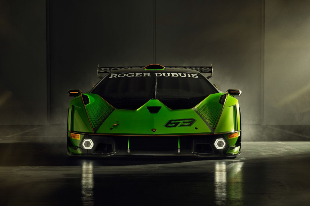 Nhìn trực diện phần đầu xe, Lamborghini Essenza SCV12 có cánh lướt gió ở cản trước kéo dài cùng hai hốc hút gió đặt kế bên đèn chiếu sáng. Phần trên của đầu xe được thiết kế phẳng và tối giản với hai lỗ thoát gió của đường ống gió nói trên, kết hợp cùng các cánh mang để hướng luồng gió vòng qua chiếc xe và tạo lực ép. Ngoài ra không thể kể đến đèn pha LED lục giác 2 lớp rất ấn tượng của Lamborghini Essenza SCV12.