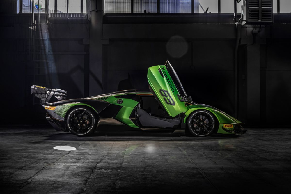 Chi tiết thứ 2 chính là việc Lamborghini Essenza SCV12 là mẫu siêu xe Lamborghini sử dụng động cơ V12, dung tích 6.5 lít, mạnh nhất từ trước đến nay được ra lò. Lamborghini Essenza SCV12 có công suất tối đa lên đến 819 mã lực, cao hơn 11 con ngựa so với công suất của xe hybrid Sian FKP 37.