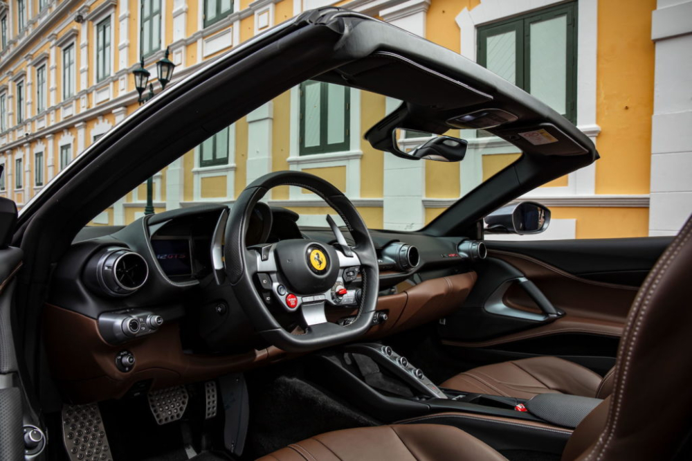 Nội thất siêu xe mui trần Ferrari 812 GTS mới ra mắt tại Thái Lan Nội thất siêu xe mui trần Ferrari 812 GTS mới ra mắt tại Thái Lan