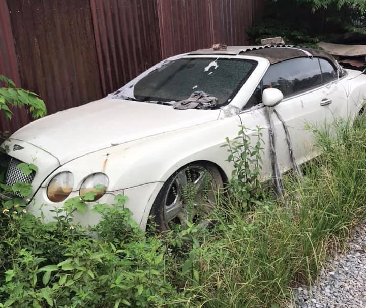 Diện mạo mới nhất của chiếc Bentley Continental GTC nổi tiếng nhất Việt Nam khiến giới mê xe Việt đau lòng. Hai đèn pha bên phải đọng nước Diện mạo mới nhất của chiếc Bentley Continental GTC nổi tiếng nhất Việt Nam khiến giới mê xe Việt đau lòng. Hai đèn pha bên phải đọng nước