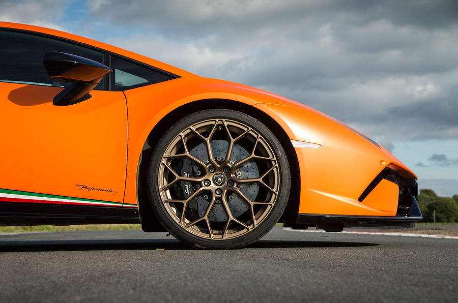 Bộ m&acirc;m đa chấu k&eacute;p tr&ecirc;n si&ecirc;u xe hiệu suất cao Lamborghini Huracan Performante