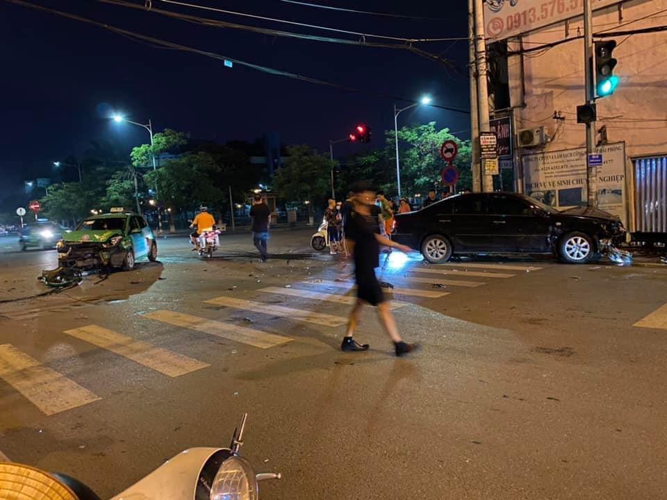 Vụ va chạm giao thông khiến 2 chiếc ô tô hư hỏng nặng Vụ va chạm giao thông khiến 2 chiếc ô tô hư hỏng nặng