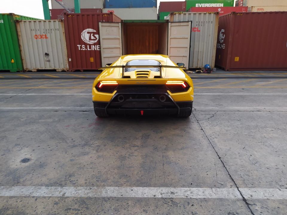 M&agrave;u sơn của Lamborghini Huracan Performante đầu ti&ecirc;n về Việt Nam l&agrave; v&agrave;ng