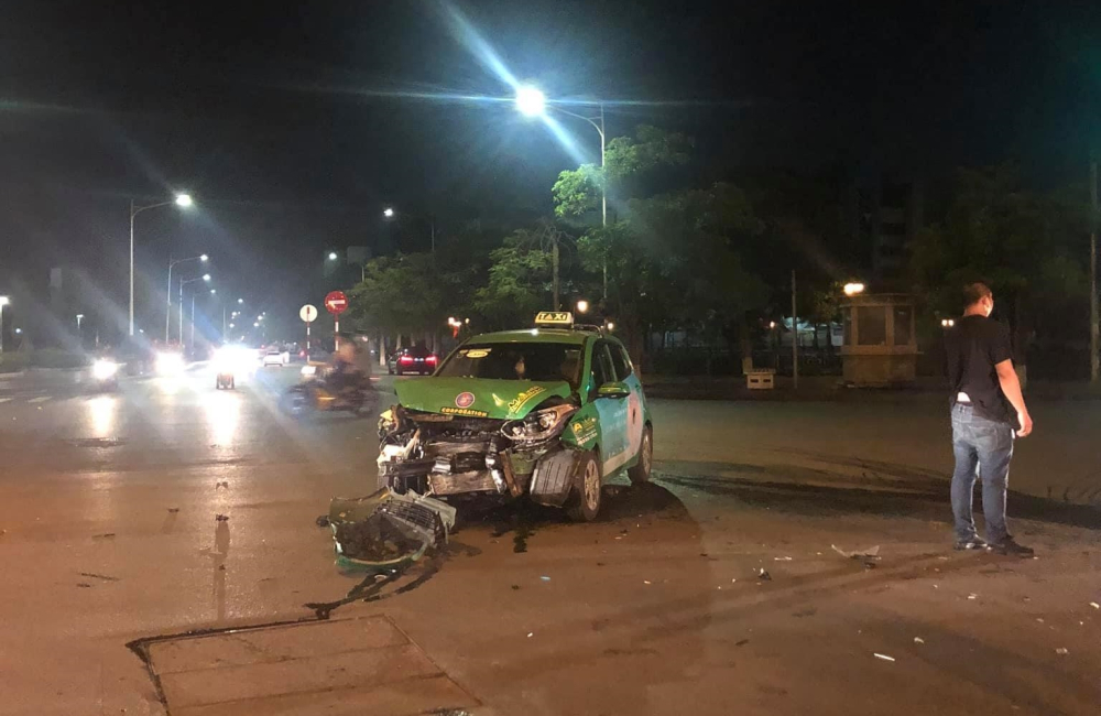 Hình ảnh tại hiện trường vụ tai nạn giao thông giữa xe taxi Hình ảnh tại hiện trường vụ tai nạn giao thông giữa xe taxi