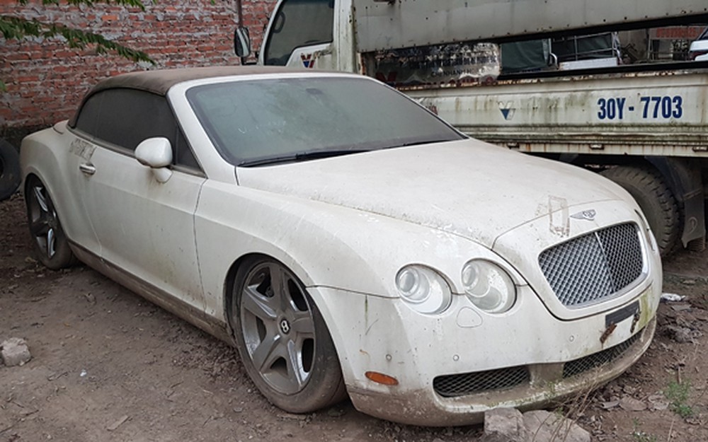 Sau nhiều năm đậu ở bãi xe vi phạm Bồ Đề, chiếc Bentley Continental GTC đã xuống cấp khá nghiêm trọng. Ảnh này chụp cách đây 4 năm trước Sau nhiều năm đậu ở bãi xe vi phạm Bồ Đề, chiếc Bentley Continental GTC đã xuống cấp khá nghiêm trọng. Ảnh này chụp cách đây 4 năm trước