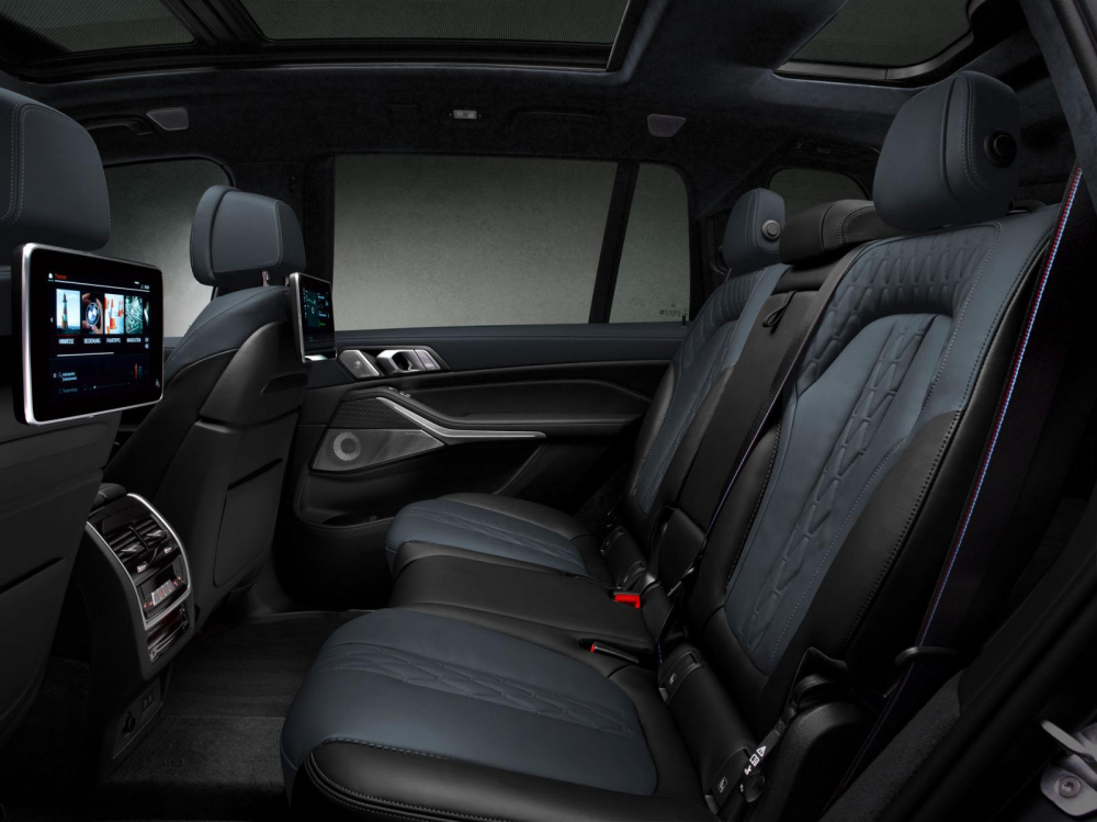 BMW X7 Dark Shadow Edition 2021 được bọc da màu đen và xanh đậm
