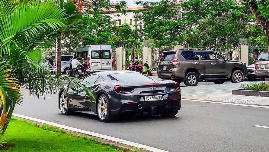Chiếc siêu xe Ferrari 488 GTB màu xám của đội Hải Phòng mang biển số 15A-599.39 rất đẹp mắt Chiếc siêu xe Ferrari 488 GTB màu xám của đội Hải Phòng mang biển số 15A-599.39 rất đẹp mắt