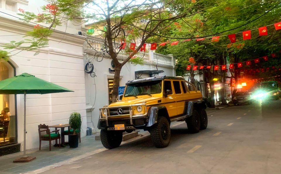 Mercedes-Benz G63 AMG 6x6 bất ngờ xuất hiện tại Hải Phòng vào tuần trước gây choáng ngợp với ngoại hình hầm hố. Mercedes-Benz G63 AMG 6x6 bất ngờ xuất hiện tại Hải Phòng vào tuần trước gây choáng ngợp với ngoại hình hầm hố.