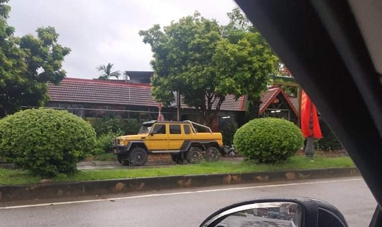 Quái vật 6 bánh Mercedes-Benz G63 AMG 6x6 trên đường phố tỉnh Hoà Bình vào sáng nay