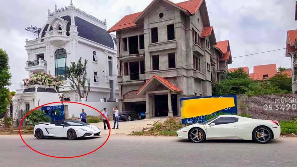 Ferrari 488 GTB màu xám đỗ phía sau Lamborghini Urus. Phía ngoài cùng là Ferrari 458 Spider và Lamborghini Gallardo LP570-4 Spyder Performante về nước rất bí mật Ferrari 488 GTB màu xám đỗ phía sau Lamborghini Urus. Phía ngoài cùng là Ferrari 458 Spider và Lamborghini Gallardo LP570-4 Spyder Performante về nước rất bí mật