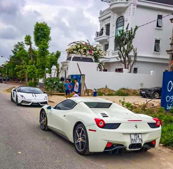 Hai chiếc si&ecirc;u xe mui trần Ferrari 458 Spider v&agrave; Lamborghini Gallardo LP570-4 Spyder Performante đỗ đối diện nhau tr&ecirc;n đường phố Hải Ph&ograve;ng