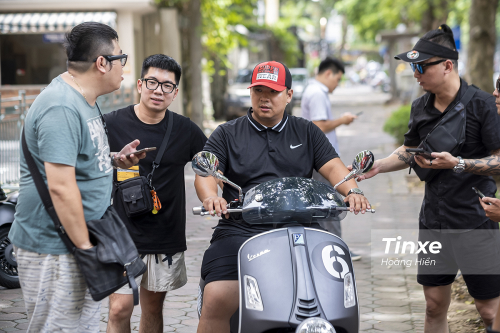 Rất nhiều Vespista quan tâm đến Vespa Sei Giorni bởi đây là mẫu xe biểu tượng. Rất nhiều Vespista quan tâm đến Vespa Sei Giorni bởi đây là mẫu xe biểu tượng.