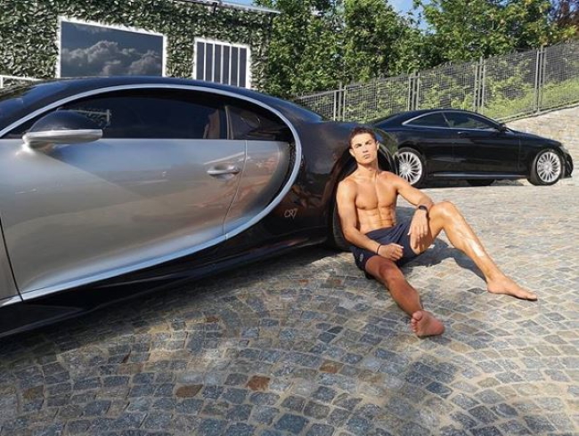 Cristiano Ronaldo b&ecirc;n chiếc Bugatti hiện c&oacute;