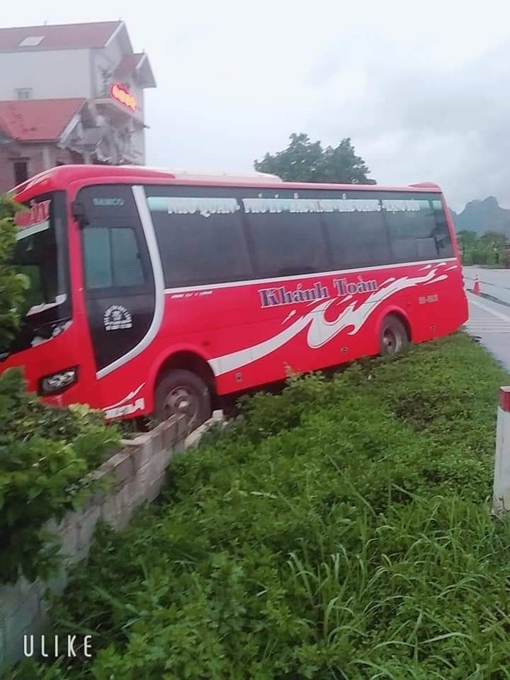 Chiếc &ocirc; t&ocirc; kh&aacute;ch nằm dưới r&atilde;nh tho&aacute;t nước b&ecirc;n đường