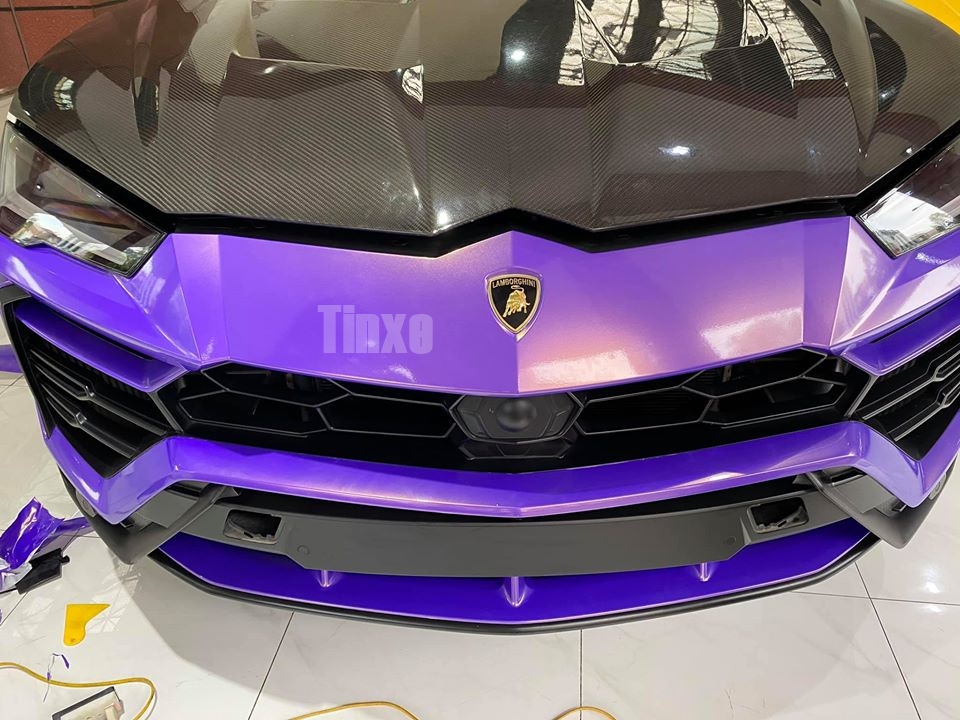 Cận cảnh bộ áo màu tím cùng nắp capo carbon trên siêu SUV Lamborghini Urus đầu tiên về Việt Nam