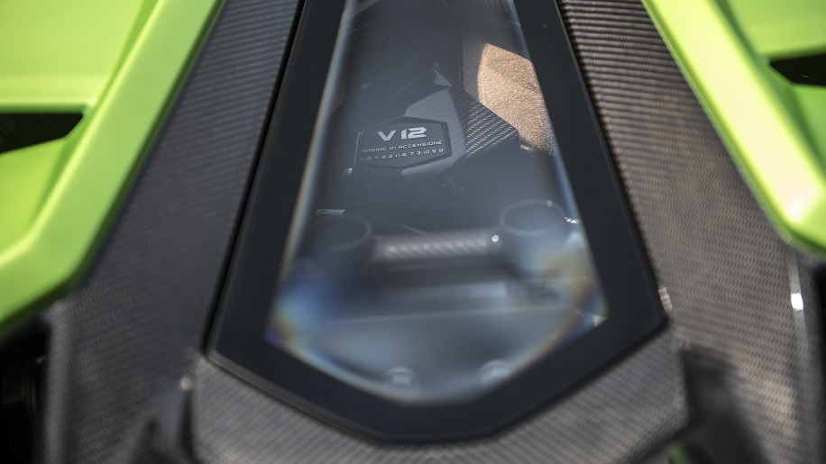 Động cơ của si&ecirc;u xe Lamborghini Aventador SVJ 2020