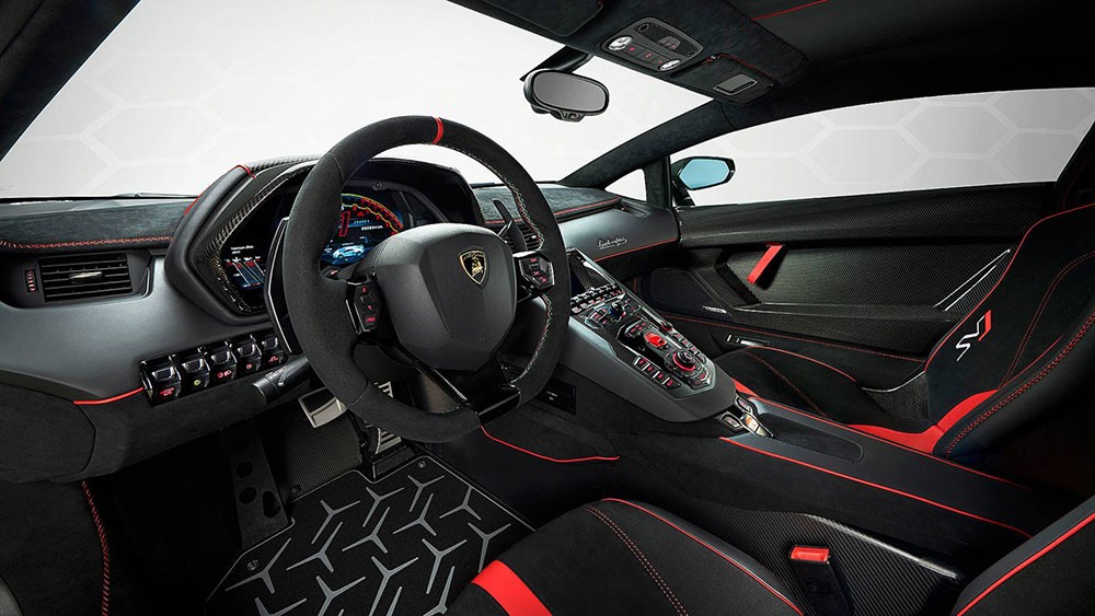 Nội thất một chiếc si&ecirc;u xe Lamborghini Aventador SVJ 2020