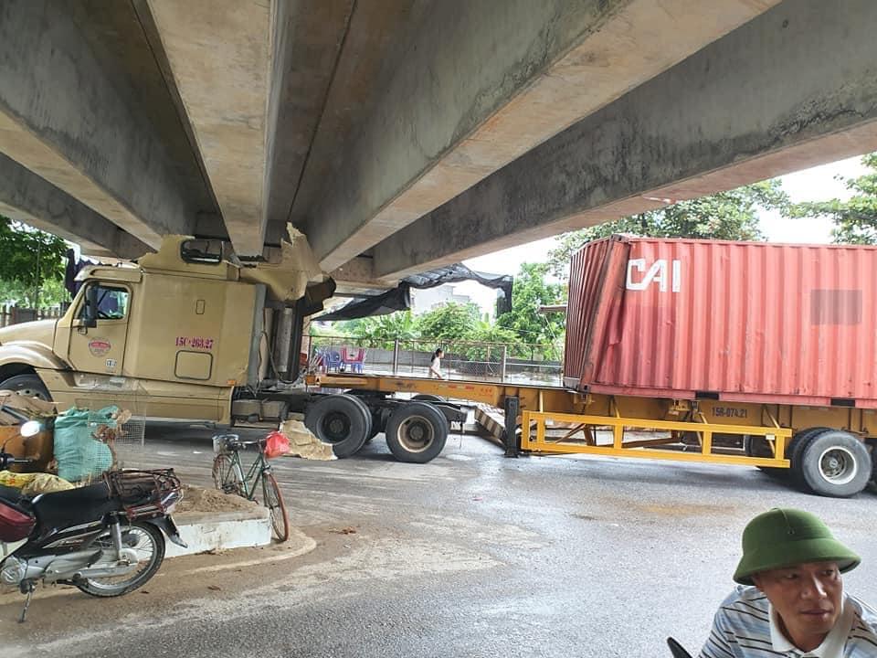 Xe container bị mắc kẹt dưới gầm cầu vượt Cầu R&agrave;m